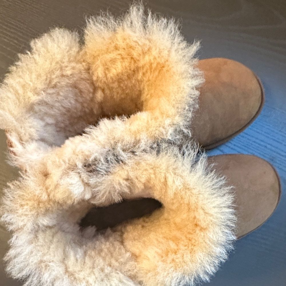 Cozy Tan Suede Boots with Faux Fur Lining Size 6 - Picture 5 of 5